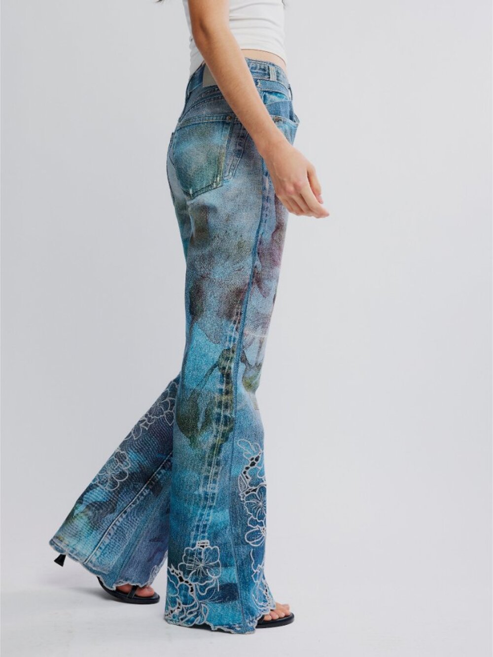 FREE PEOPLE West Coast Illusions & Cutwork Jeans / Watercolor Bloom - Picture 3 of 9